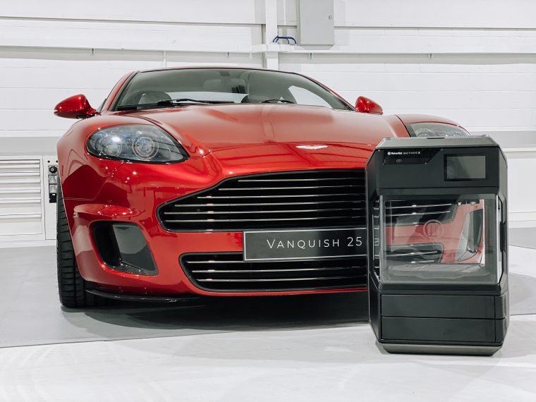 LUXUS-AUTOMOBIL- UND LIFESTYLE-PRODUKTDESIGNER CALLUM INSTALLIERT MAKERBOT METHOD X 3D-DRUCKER ZUR HERSTELLUNG VON PROTOTYPEN, WERKZEUGEN UND ENDVERBRAUCHERTEILEN - BEGINNEND MIT DEM ASTON MARTIN CALLUM VANQUISH 25 VON R-REFORGED